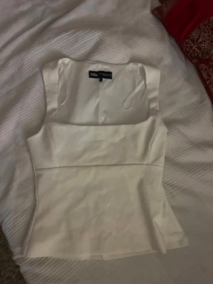 Vit satinlinnetopp från Zara - Snygg vit linnetopp från Zara i satinliknande material. Används en gång. Perfekt topp till sommaren!