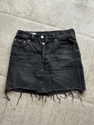 Levi’s jeanskjol - Mycket sparsamt använd jeanskjol i storlek 25🥰
