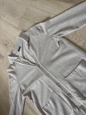 Beige cardigan från Stenströms - Säljer nu denna snygga cardigan från Stenströms! Det är en tunnare beige cardigan som passar perfekt nu under våren, riktigt skön! Den är i ett mycket bra skick utan defekter, storlek S. Vid frågor är det bara att höra av sig! 