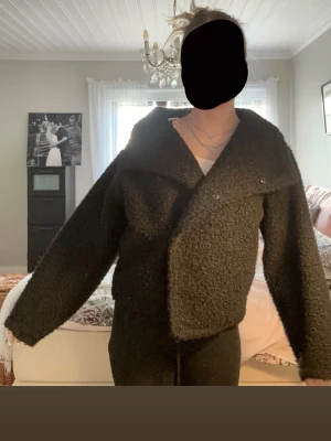 Teddy kappa från Gina  - Säljer den här kappan från Gina som är i lite teddy material kappan är köpt i höstas men jag har bara använt den 1 gång så den är i helt nytt skick. Skriv om ni har några frågor och priset går att diskutera💕