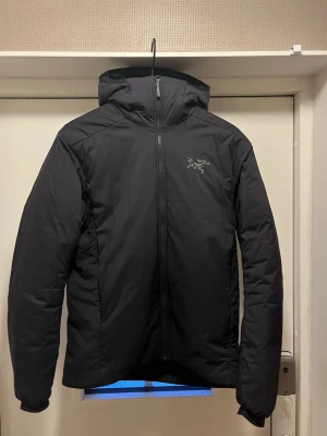 Svart jacka från Arc'teryx - Oanvänd Arc'teryx jacka som passar till vår/höst/vinter. Kvitto finns