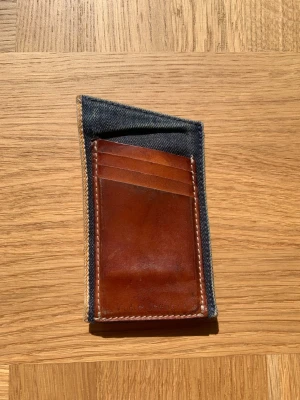 Nudie Jeans Selvedge Wallet - Unik plånbok från Momotaro i denim tyg. Plånkan har naturliga tecken på användning så som mindre revor och fades. Skriv vid frågor eller funderingar! /william