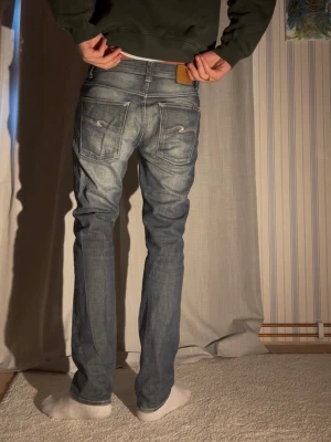 Nudie Grim Tim 31/32 - Säljer nu dessa galet feta nudie grim Tim Jeansen storlek 34/32 men sitter mycket mindre, uppskattar 31/32 Modellen är 188cm och väger 78kg  Total längd: 100 Benöppning: 18 Midja: 41  Priset kan som alltid diskuteras, hör av er vid minsta fundering! Mvh Charlie