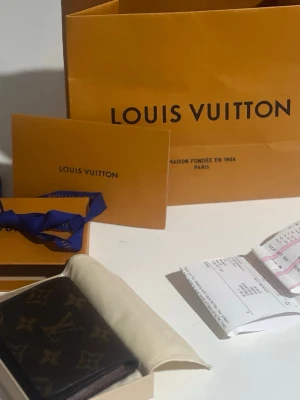 Äkta Louis Vuitton plånbok , kvitto & originalförpackning - Säljer en äkta Louis Vuitton plånbok för herr i mycket fint skick. Plånboken är inköpt direkt från Louis Vuitton-butiken i Stockholm, vilket garanterar äkthet. Originalförpackning och påse medföljer, och kvitto finns som bevis på köpet. Ett stilrent och exklusivt tillbehör med hög kvalitet och lång hållbarhet. Priset är från 2500 kr, men kan diskuteras vid snabb affär.