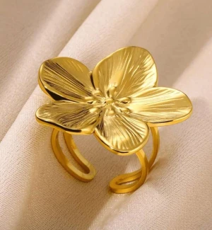 Guldfärgad blomring med stor blomma - Säljer en unik guldfärgad ring med en stor, detaljerad blomma som motiv. Ringen har en öppen design och är tillverkad i metall med glänsande finish. Perfekt för dig som vill sticka ut och addera en cool touch till din stil.