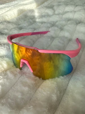 Solglasögon / aktivitetsglasögon  - Säljer ett par helt nya riktigt snygga solglasögon som funkar till aktiviteter som löpning, cykling eller skidåkning. UV-skydd och passar både kvinnor och män. 
