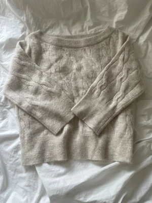 Off shoulder tröja  - Vit stickad off shoulder tröja från Gina tricot Young, men ändå stor i stoleken 