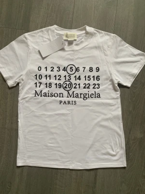 Maison margiela T-shirt  - Säljer en fett Maison margiela T-shirt i storleken S. Hör gärna av er vid minsta fundering