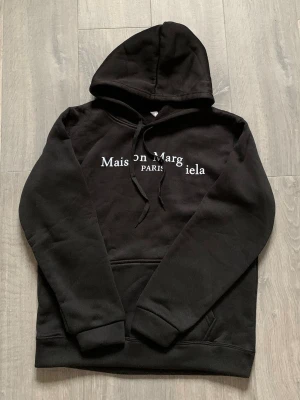 Maison margiela hoodie - Säljer en fett Maison margiela hoodie i storlek S. Hör gärna av er visd minsta fundering 