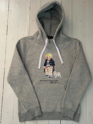 Ralph Lauren polo bear hoodie herr storlek S  - Hej! Säljer denna riktigt schyssta polo bear hoodie från Ralph Lauren. Den är i storlek M men sitter en storlek litet och passar därför som en S. Den är endast använd någon enstaka gång och är därmed i ett nyskick. Original lappar och påse finns kvar och medföljer naturligtvis vid köp. Jag fraktar alltid snabbt! Mvh