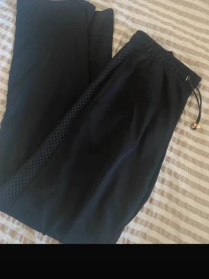 Track pants  - Utsvängda och Lågmidjade trackpants från Puma i fint skick!