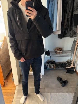 Svart Sail Racing jacka - Säljer en svart jacka från sail racing, jackan är varm, regn tålig o bra när det blåser. Går att dra åt ner till så den blir mindre eller mer påsig, nypris 6000kr. Sparsamt använd. Storlek L, Passar på mig 182cm 
