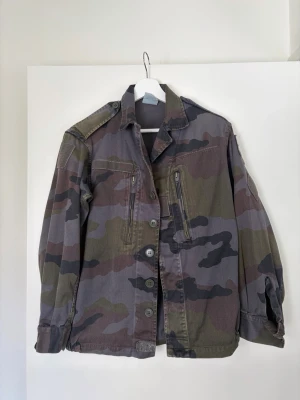 Quatre Filles jacka - Så snygg blå camo jacka från Qatre Filles. Nypris 2500kr. Skulle säga att den passar S/M. 