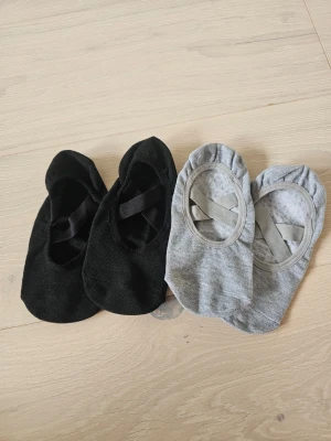 Helt nya  2-pack pilatesstrumpor med halkskydd - Helt nya och inte ens testade. Säljer då jag har för många par. Två par pilatesstrumpor/yoga i svart och grått med resårband över foten och halkskydd under sulan. Perfekta för dans, pilates, pilates reformer eller yoga. One sizd