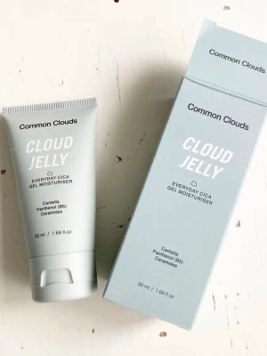 🍒Ny! Common Clouds Cloud Jelly🍒 - 🍒NY! COMMON CLOUDS🍒Cloud Jelly som endast är testad några gånger. Nypris 189kr Kartongen medföljer🍒Cloud Jelly är en ultra-fuktgivande, oljefri gelkräm som omedelbart återfuktar o lugnar stressad hud. Barriärstärkande pantenol (vitamin B5), centella asiatica, hyaluronsyra o ceramider verkar tillsammans för att öka hudens fuktnivåer, dämpa blossighet o skapa en jämnare hudton. Huden känns fuktmättad, lugn och plumpad. Cloud Jelly passar alla hudtyper.🍒