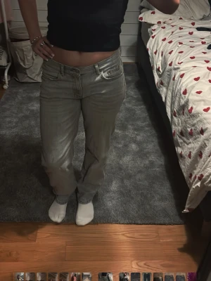 Grå raka jeans från Gina Tricot - Säljer ett par snygga raka jeans från Gina Tricot i ljusgrå tvätt. Jeansen har klassisk femficksdesign, hög midja och raka ben. Perfekta för en avslappnad och trendig stil. Materialet är denim i bomull.