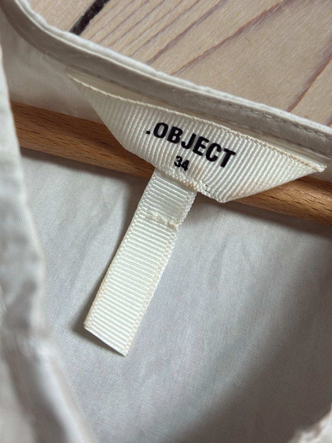 Vit volangblus med puffärm från Object - 2