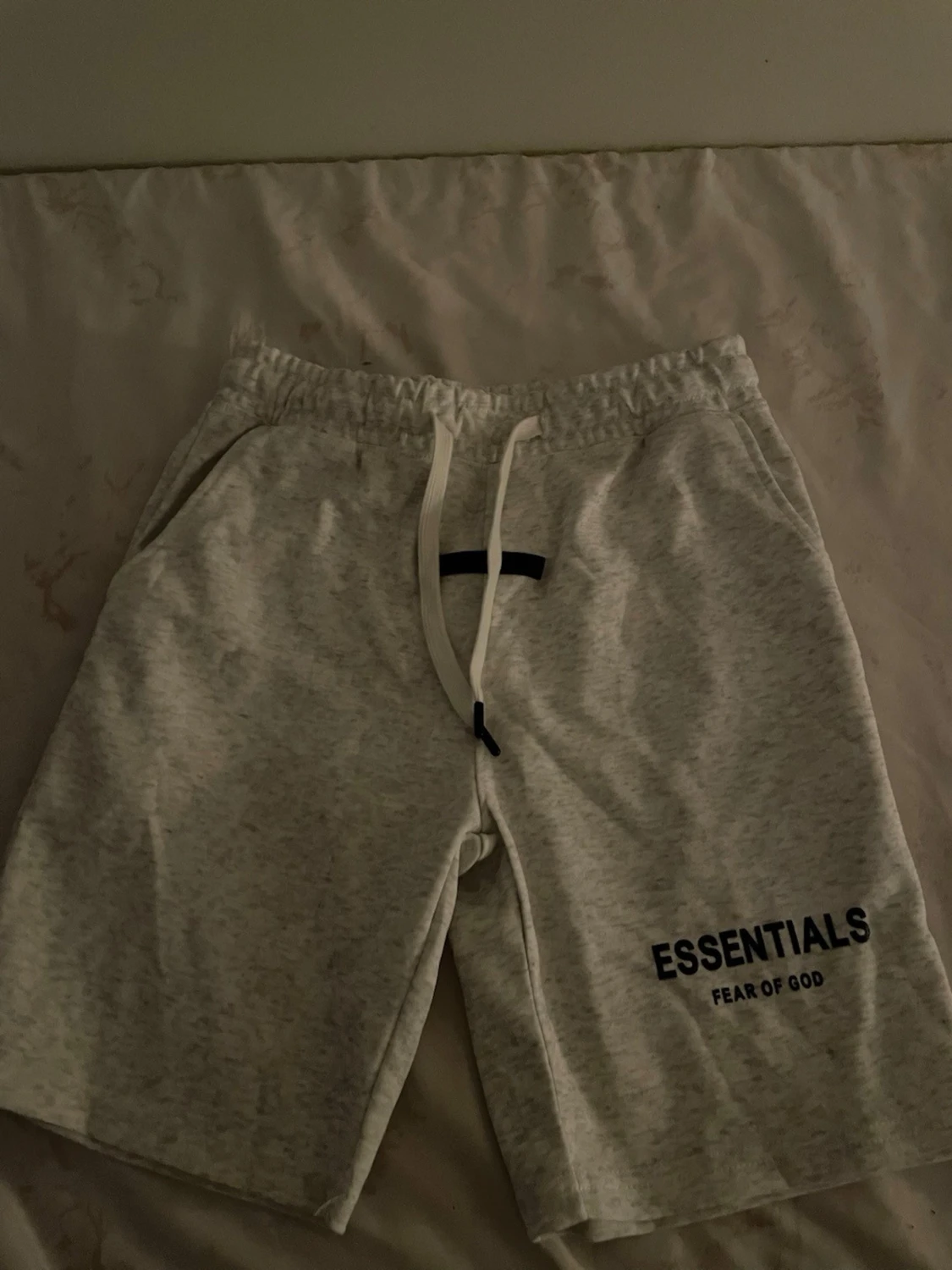 Grå Essentials Fear of God shorts