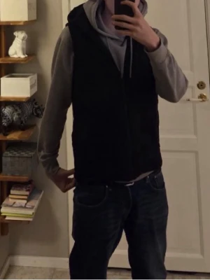 Svart dunväst med huva - Snygg svart dunväst med dragkedja och huva. Perfekt till våren passar mellan 16-180 skick 9/10 