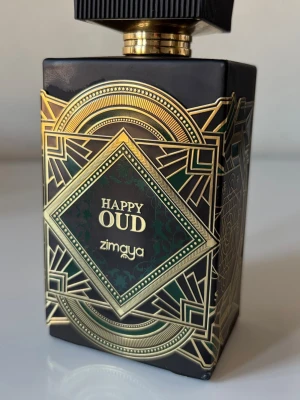 Zimaya Happy Oud Extrait de Parfum - Lyxig parfym från Zimaya. Doften Happy Oud  är en extrait de parfum på 100 ml. (OBS! Ca 85%kvar) För dig som gillar unika och orientaliska dofter.Ärliga och snabba affärer uppskattas:)