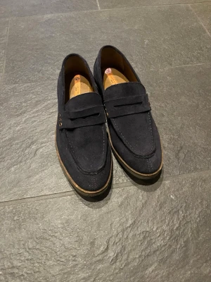 Loafers - Snygga mörkblå loafers i mocka. Perfekta för en stilren look. Säljer pga för stora, skriv om ni har funderingar!