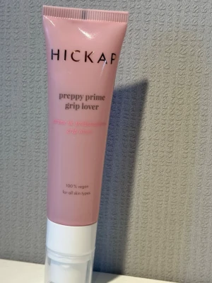 Hickap Preppy Prime Grip Lover Primer - Primer från Hickap i en ljusrosa tub med pump. Preppy Prime Grip Lover är 100% vegansk och passar alla hudtyper. Tuben är smidig och lätt att använda, perfekt för att skapa en jämn bas innan sminket.