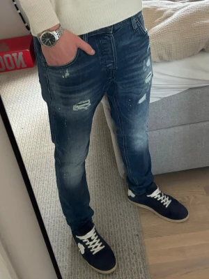 Sällsynta slim jeans slitningar Jack & Jones - Tja! Säljer dessa riktigt snygga jeans ifrån Jack & Jones | W30 L30 | Dom tillverkas inte längre så riktigt limiterade! | Jag på bilden är 183 | Hör av er vid minsta lilla fundering 🙌