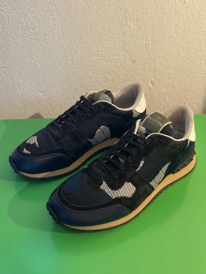 Valentino rockrunners - Säljer nu dessa urfeta rockrunners i storlek 41. Fint skick, lite små defekter som ni ser på bilderna.