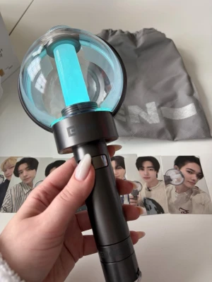 ENHYPEN Official Lightstick komplett set - Official Enhypen Lighstick Version 2 komplett set med alla inklusioner - Lighstick, 7 officiella photocards, handledsrem, påse och instruktionsbok! Använt fåtal gånger, allt är i mycket bra skick och lighsticken fungerar utmärkt med alla ljus- och färginställningar. 