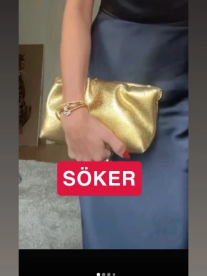 Söker clutch  - Söker denna guldiga clutch från mango!!!!!