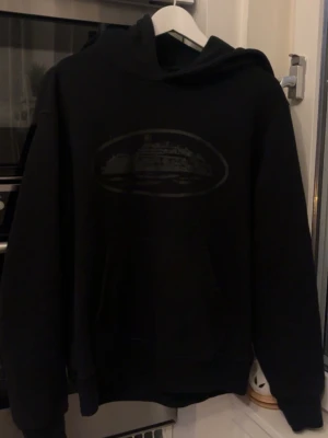 Corteiz Alcatraz Hoodie Triple Black - Köpt från corteiz hemsida, välvårdad cond 9/10, dustbag och corteiz tote bag medföljer på köp! Sjölvklart äkta vara!