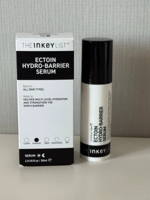 Ectoin Hydro-Barrier Serum The Inkey List - Ectoin Hydro-Barrier Serum från The Inkey List är ett återfuktande serum i 30 ml. Passar alla hudtyper och stärker hudens barriär med multi-level hydration. Kommer med originalförpackning.