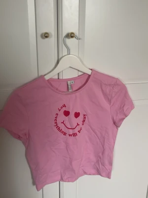 Söt croppad t-shirt från Nelly - ”Hey everything will be okay” topp från Nelly. Använd 1 gång💖