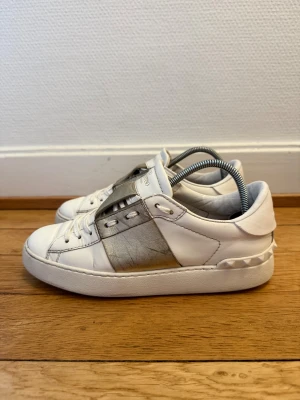 Valentino open sneakers  - Säljer nu dessa fina valentino skor | Skorna är i fint skick | Storlek 37,5 | Hör gärna av er vid frågor eller funderingar 