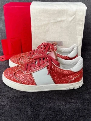 Valentino Flycrew Rosa Glitter|stl 38 - Storlek: 38 Skick: Mycket bra skick. Tillbehör: Box, Dustbag, Extrasnören, och kort (original) Köpte dessa av företaget Sthlm Valut AB. Säljer då de tyvärr var för små för mig som vanligt vis har 39 och inte 38❤️