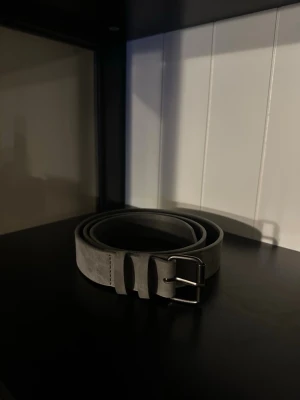 Mocka bälte grått - Ett riktigt fräscht o snyggt mocka bälte. De är i riktigt bra skick. De har inte kommit till användning mer än 1-2 gånger. Skriv vid frågor och kolla gärna in min profil för fler bälten och kläder. Vid köp av fler saker kan jag lösa paketpris med rabatt:)