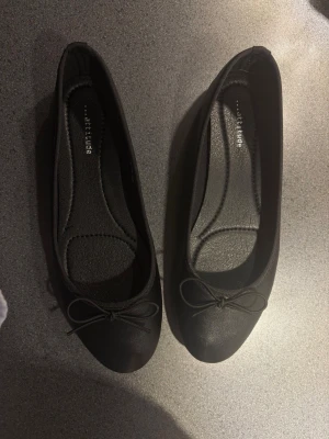 NYA ballerinaskor läder - I läderimitation, så fina och stilrena. Köpta idag (har kvitto) från Din sko men insåg efter att ha gått lite i de att jag behöver de i mik vanliga storlek trots allt (38) så dessa är sanna i storlek!! Dessa skor är väldigt bekväma p mjuka att gå i pga stötdämpande mjuka sulor.