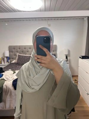 Ljusgrå sjal i premum jersey - Säljer en ljusgrå sjal i ett mjukt och följsamt material. Sjalen är rektangulär och har en stilren, enkel design som är lätt att styla på olika sätt. Perfekt för dig som gillar en clean och modern look. 
