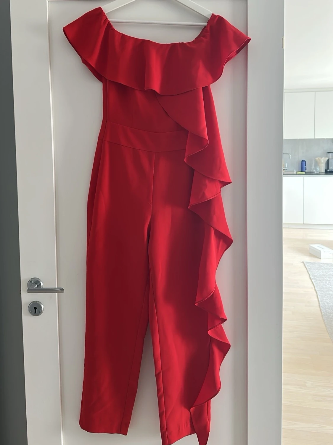Röd volangjumpsuit från Zara