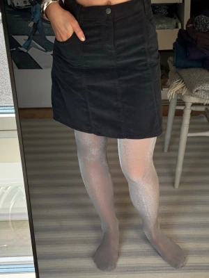 Kjol Odd Molly   - Snygg svart kortkjol i bomullsammet från Odd Molly. Helt i nyskick. Jag är 168 cm för referens. 