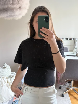 Svart croppad t-shirt - Säljer en svart croppad t-shirt med korta ärmar!