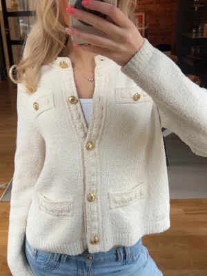 Krämvit kofta med guldknappar - Jättefin elegant tröja💓💓