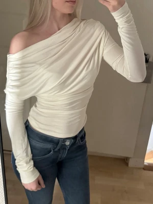 Helt ny topp nakd - Helt ny topp från nakd, aldrig använd! Väldigt fin o elegant, går både att ha till vardags o klä upp, i strl s🩷 Nypris 400:-