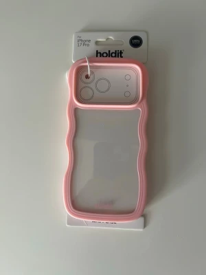 Mobilskal Holdit - Mobilskal från Holdit. Säljer för att jag fick fel beställning som inte går att skicka tillbaka, därför helt nytt! Passar till iPhone 17 Pro