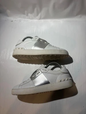 Valentino skor - Hej! Säljer nu mina skor från märket Valentino, storlek 38 bra skick, allt på bilden ingår. Tveka inte på att höra av dig om du har frågor eller funderingar kring skorna! 