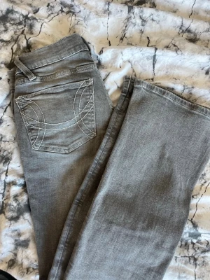 Grå jeans från Perfect Jeans - Snygga grå jeans. Klassisk femficksdesign och knappstängning framtill. Materialet är mjukt och stretchigt denim som sitter skönt.