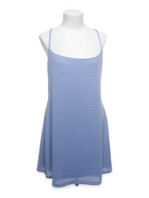 Ljusblå ärmlös klänning med smala band - Söt ljusblå kortklänning med smala axelband och lätt strukturerat tyg. Klänningen har en avslappnad passform och är perfekt för varma dagar. Enkel och stilren design som ger en fräsch look.