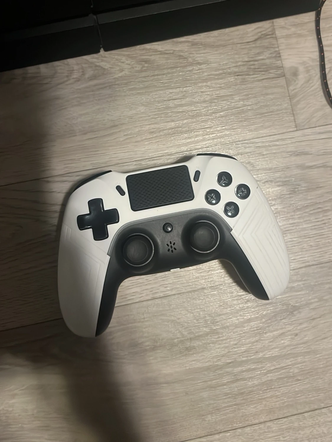 Vit och svart PS4 handkontroll allting ingår - 1