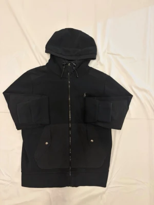 Svart cardigan från Polo Ralph Lauren - Säljer denna sjukt feta cardiganen från Ralph lauren då jag tyvärr växt ur den. Perfekt för våren och sommar kvällarna. Ny pris: 2599  Mitt pris: 899