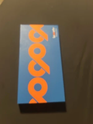 Vit iPhone med hemknapp i originalkartong  iPhone 7 Plus  - Säljer en vit iPhone med klassisk hemknapp och stor skärm. Telefonen har en elegant design i aluminium och glas, och levereras i originalkartong. Perfekt för dig som gillar Apples stilrena look och smidiga funktioner.